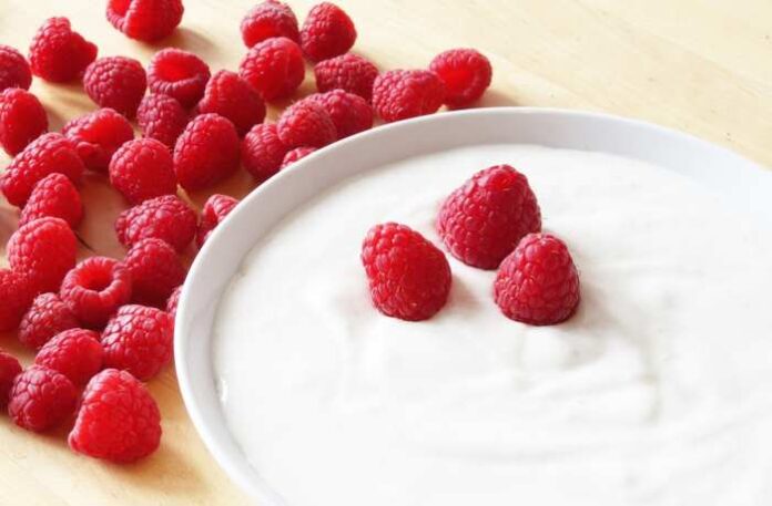 Joghurt schmeckt und ist gut für die Haut