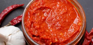 Leckerer Paprika Dip mit Mandeln