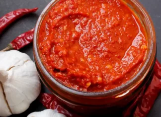 Leckerer Paprika Dip mit Mandeln Leckerer Paprika Dip mit Mandeln