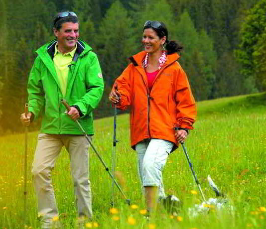 Mit Nordic Walking fit durch das ganze Jahr Mit Nordic Walking fit durch das ganze Jahr