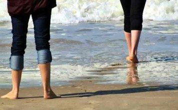 Barfußlaufen am Strand macht richtig Spaß