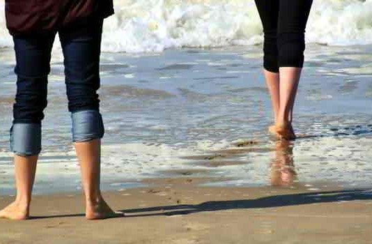 Barfußlaufen am Strand macht richtig Spaß