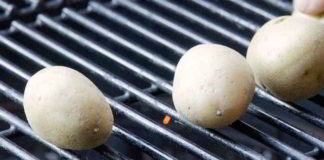 Mit diesem Trick werden Grillkartoffeln gleichmäßiger gar