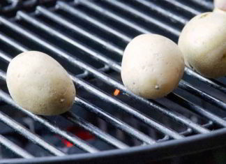 Mit diesem Trick werden Grillkartoffeln gleichmäßiger gar