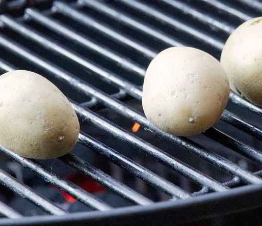 Mit diesem Trick werden Grillkartoffeln gleichmäßiger gar