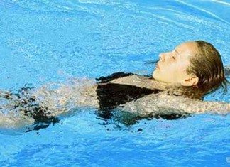 Rückenschwimmen stärkt nicht nur die Muskeln Rückenschwimmen stärkt nicht nur die Muskeln
