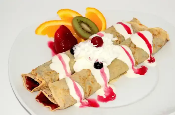 Pfannkuchen ohne Ei, vollkommen vegan, mit unterschiedlichen Füllungen