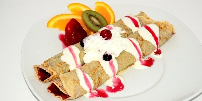 Pfannkuchen ohne Ei, vollkommen vegan, mit unterschiedlichen Füllungen