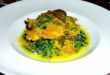 Seitan Piccata - mit Spinat , gegrilltem Kartoffelkuchen , Pilzen , Zitronen - Kapern-Sauce