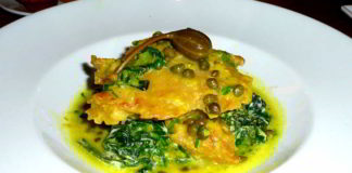 Seitan Piccata - mit Spinat , gegrilltem Kartoffelkuchen , Pilzen , Zitronen - Kapern-Sauce