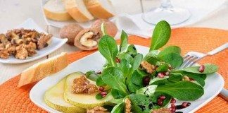 Feldsalat – klein, lecker und gesund mit einem Walnuss-Dressing Rezept Feldsalat enthält viel Vitamin C und Eisen