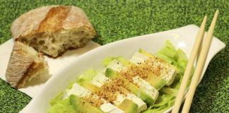 Selbst gemachter Tofu mit Avocadosalat