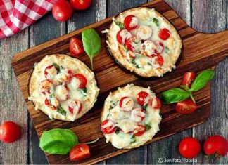 Pizza aus Auberginenscheiben – der glutenfreie Low Carb Snack Pizza aus Auberginenscheiben - der Low Carb Snack mit Suchtfaktor