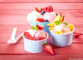Frozen Yogurt mit Früchten - eisige, kalorienarme Snacks für heiße Tage