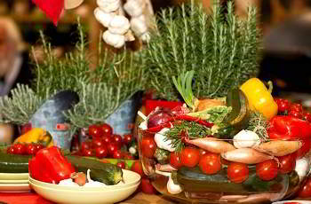 Viele Gemüse- und Kräutersorten passen zum Körnerbrot