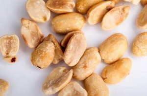 Für den Schokoriegel werden die Erdnüsse kurz angeröstet