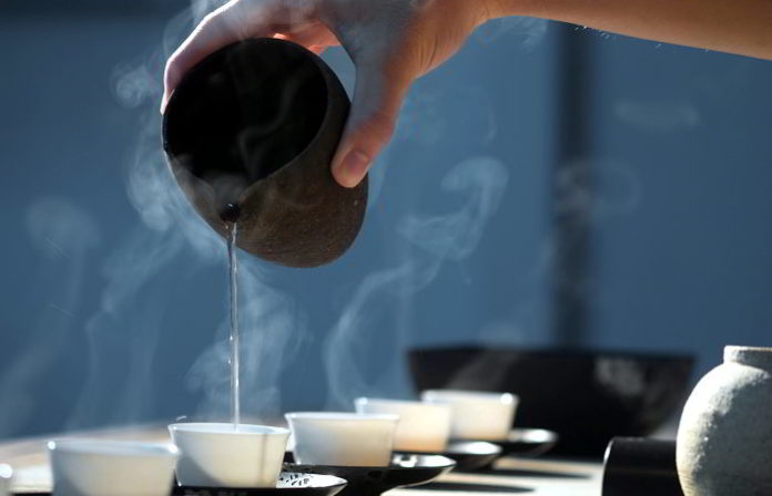 Speiseröhrenkrebs durch zu heißen Tee? Studien weisen darauf hin